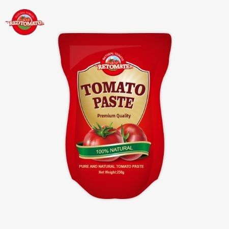 250 gram tatlı ve acıklı domates pastası %30 ila %100 arasında değişen saflık ile uygun bir şekilde ayakta duran bir torbaya paketlenmiş.