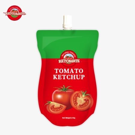 Bir OEM fabrikasında saf ve doğal bir lezzetle 210 gramlık ketçap torbalarının üretimi