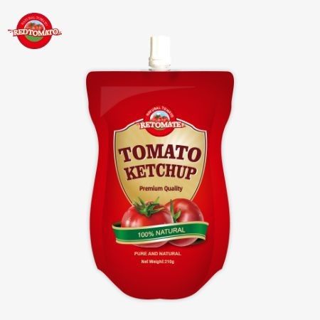 Temiz doğal bir lezzet sunan bir OEM tesisinde 210 gramlık ketçap torbalarının üretimi