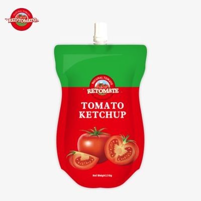 Bir OEM fabrikasında saf ve doğal bir lezzetle 210 gramlık ketçap torbalarının üretimi